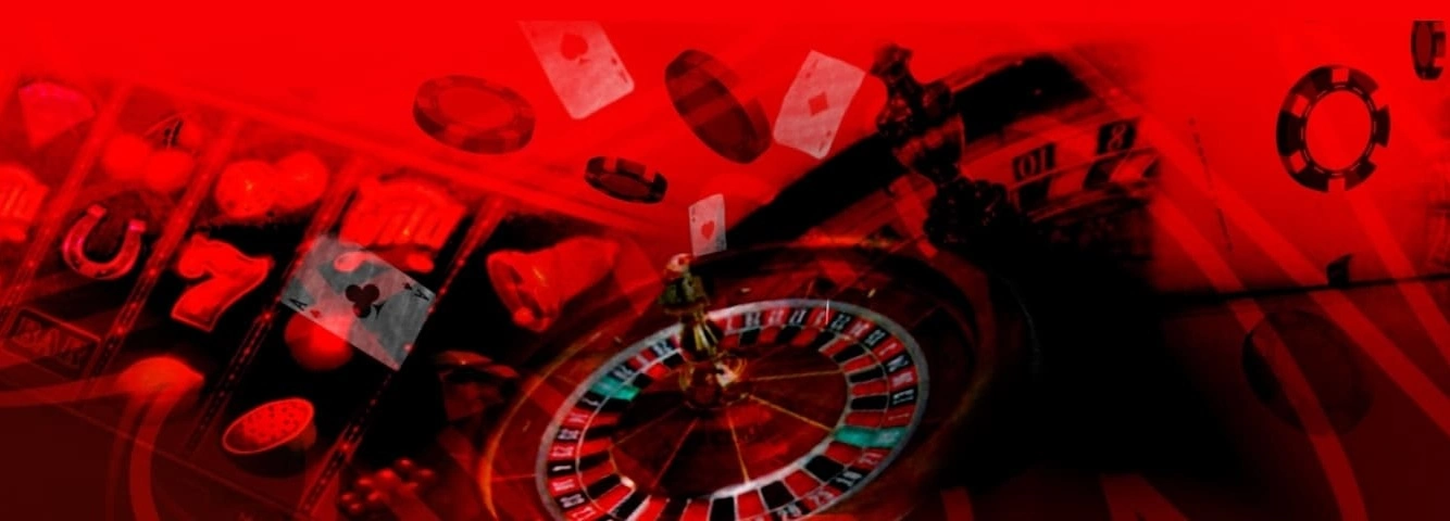 Collage dynamique sur fond rouge des jeux de casino populaires chez Fatboss : roulette, machine à sous, cartes à jouer et jetons flottants.
